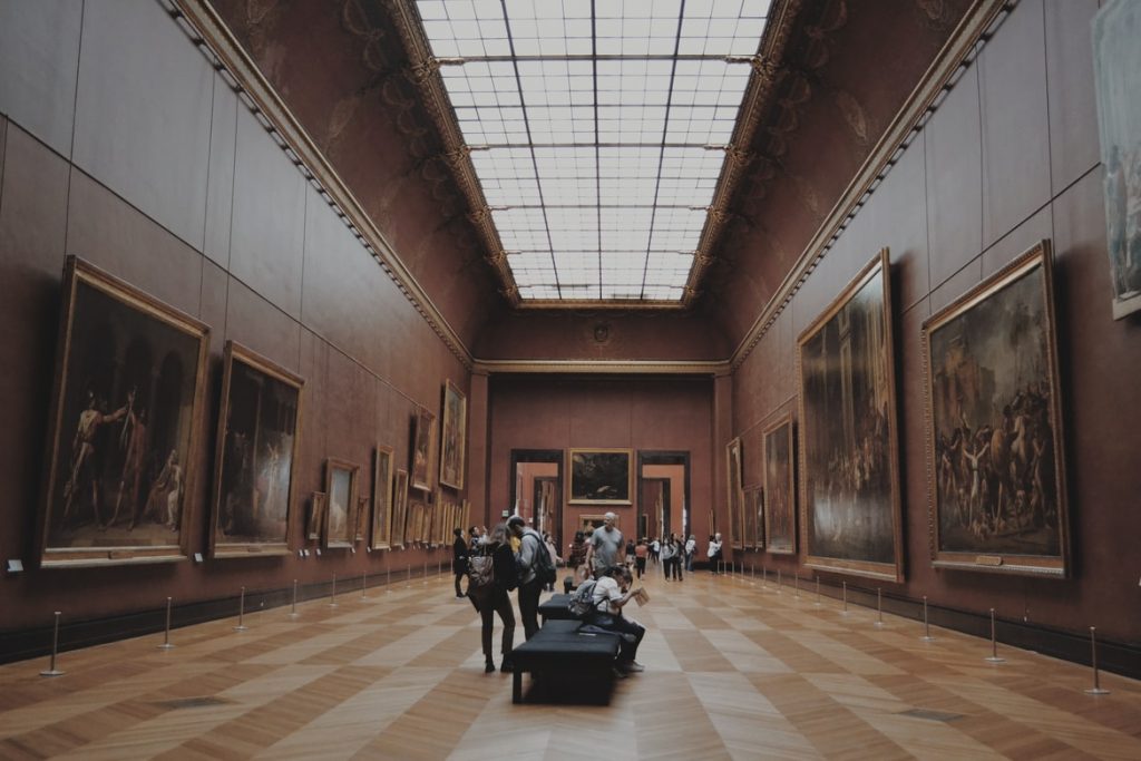 Visite un museo y galerías de arte